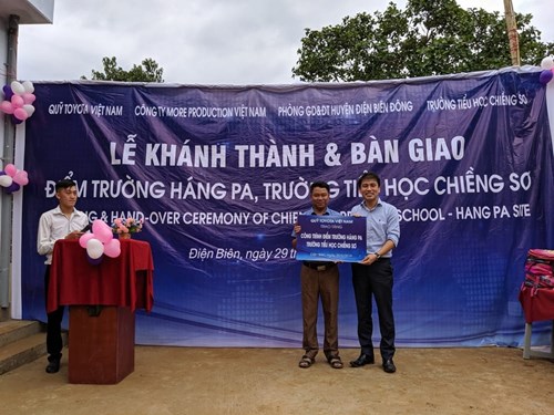 Ông Okamura trao tặng bảng tượng trưng cho đai diện trường