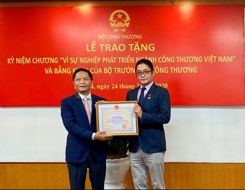 Ông Toru Kinoshita nhận bằng khen của Bộ công thương