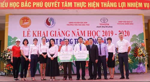 Đại diện TMV trao biển tượng trưng cho đại diện nhà trường