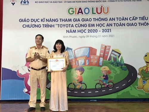 Phần quà được gửi đến giáo viên và học sinh